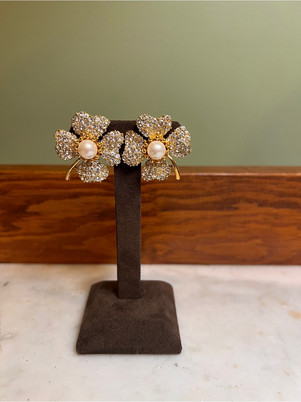 Vintage Trifari Gold Tone 4 Leaf Clover Rhinestone Faux Pearl Clip On Earrings